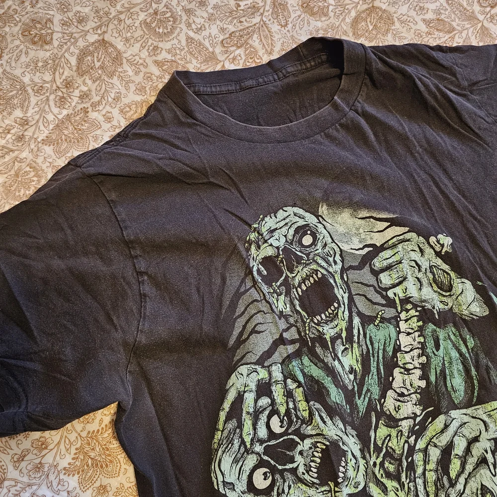 White Chapel Band T-Shirt - Picture 3 of 3